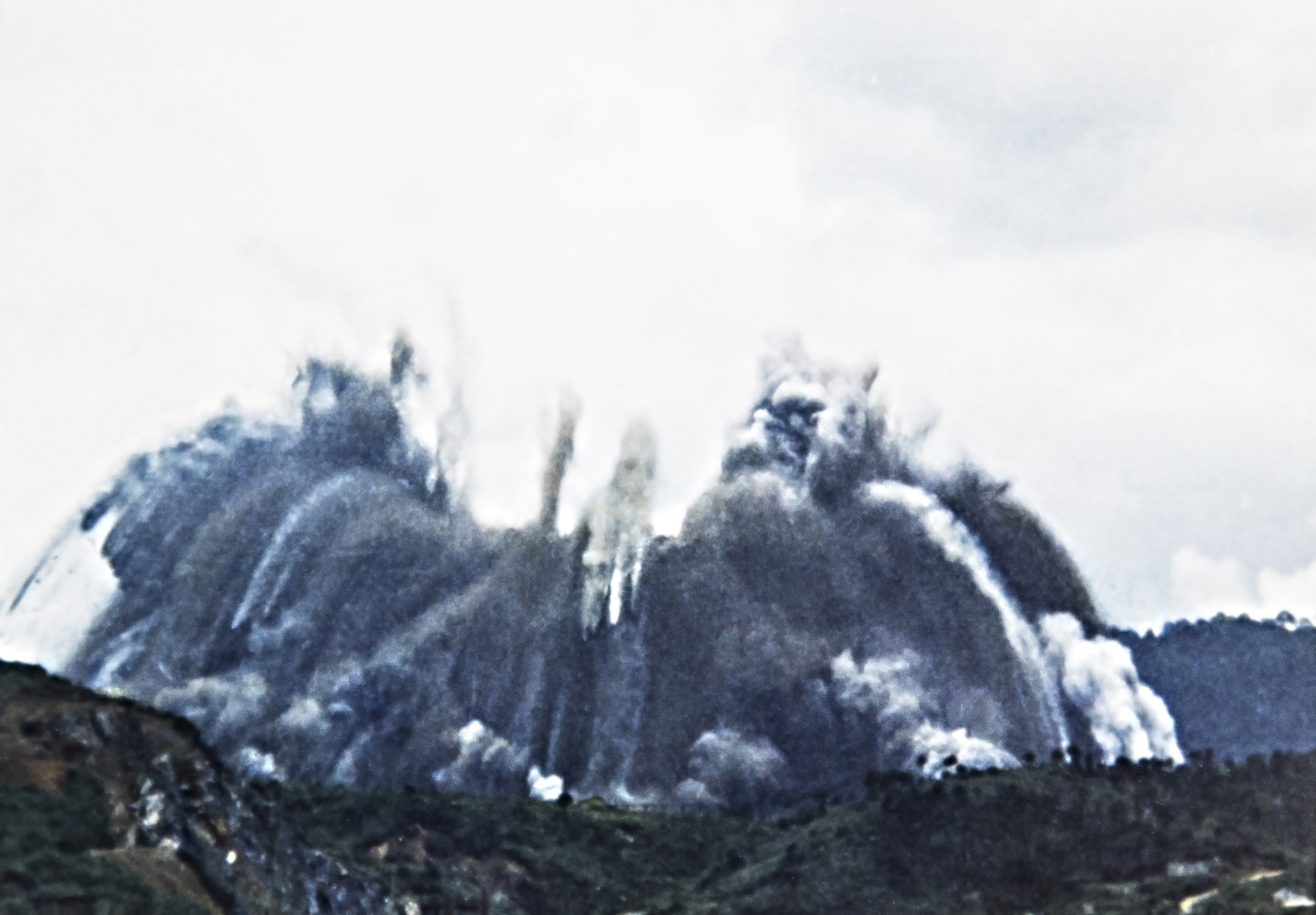 我國首次千噸級平面藥包微差定向拋擲大爆破